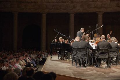 Jean-Efflam Bavouzet, François-Xavier Roth y Les Siècles durante la interpretación de las 'Variaciones Sinfónicas' de César Franck.