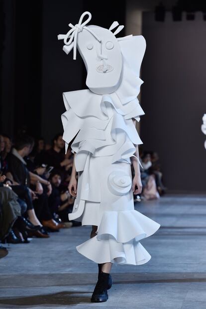 <strong>DISFRAZARSE O MORIR.</strong> Viktor & Rolf juegan siempre a hacer realidad sueños imposibles. La tendencia al disfraz de la alta costura adquiere en sus manos tintes radicales de ingenio y creatividad. Su progresión de máscaras cubistas vivientes animan a pensar que aún hay espacio para el delirio sin caer en la ordinariez o la opulencia. 
