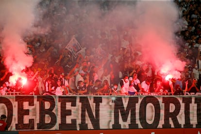 Hinchas del Colo Colo en abril de 2022, en Santiago (Chile).