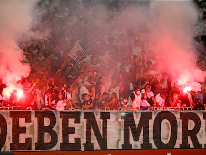 Hinchas del Colo Colo en abril de 2022, en Santiago (Chile).