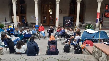 Asamblea del movimiento ecologista juvenil 'EndFossil Barcelona' ocupando el claustro de la UB el 3 de noviembre.