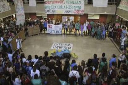 Multitudinaria asamblea de estudiantes que se ha celebrado en el Paraninfo de la Facultad de Filosofía, en la jornada de huelga de estudiantes convocada por la Plataforma Unitaria en Defensa de la Universidad Pública. EFE/Archivo