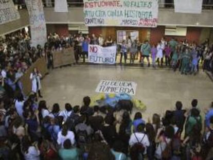 Multitudinaria asamblea de estudiantes que se ha celebrado en el Paraninfo de la Facultad de Filosofía, en la jornada de huelga de estudiantes convocada por la Plataforma Unitaria en Defensa de la Universidad Pública. EFE/Archivo