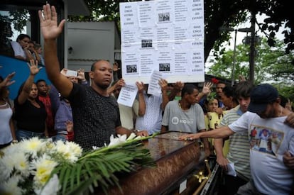 Cartaz carregado por amigos e familiares das vítimas no dia do funeral: "Um Estado racista onde o pobre tem que se esconder. Estamos na França".