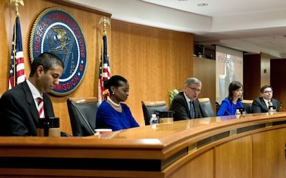 Los comisarios de la FCC, durante la votaci&oacute;n de este jueves.