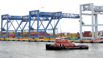 Un remolcador navega cerca de la Terminal de Contenedores Conley durante una huelga portuaria, este martes en el puerto de Boston (EE UU).