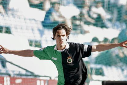 Toni Moral celebra su gol ante el Deportivo, pero no basta para que el Racing logre la victoria