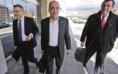 De Andrés, Garitano y Bilbao, de izquierda a derecha, en una reunión del Consejo Vasco de Finanzas.