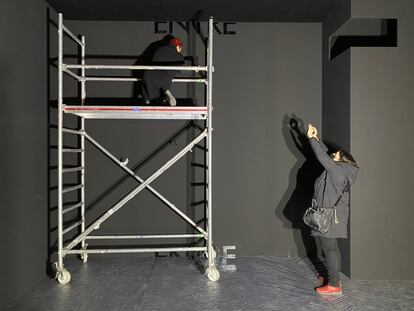 La artista Concha Jerez durante los preparativos de su exposición 'Menús(s) del día', en ARCO. Abajo, su hija le fotografía. /N.N.