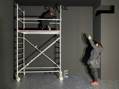 La artista Concha Jerez durante los preparativos de su exposición 'Menús(s) del día', en ARCO. Abajo, su hija le fotografía. /N.N.