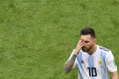 Lionel Messi se toca la cara después del partido.