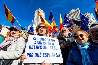 Asistentes a la protesta, este domingo, en plaza de España de Madrid.