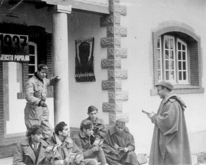 Escuela de milicianos en el pabellón de administración de la Antigua Feria de Ganaderos.