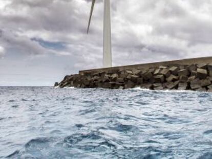 Aerogenerador de Gamesa en el puerto de Arinaga (Gran Canaria).