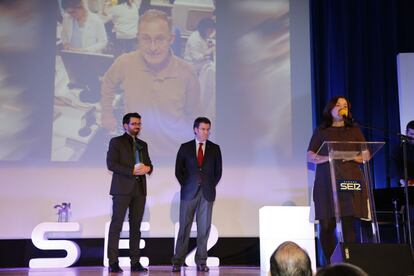 Inés Quintela recoge el premio en nombre de Ángel Carracedo