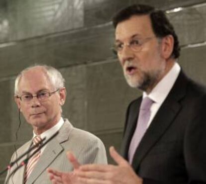 El jefe del Ejecutivo español, Mariano Rajoy (d), y el presidente del Consejo Europeo, Herman van Rompuy, durante la rueda de prensa que han ofrecido tras reunirse hoy en Madrid.