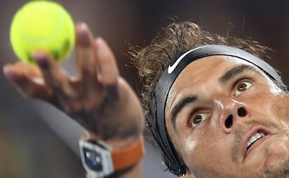 Nadal se dispone a servir durante el partido de cuartos contra Monfils.