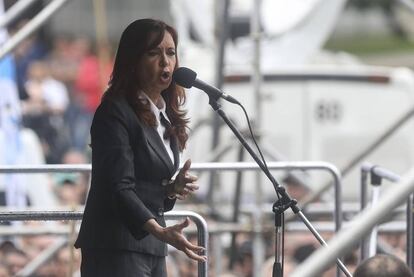 La expresidenta Cristina Fernández de Kirchner da un discurso frente a los tribunales federales en abril de 2016.