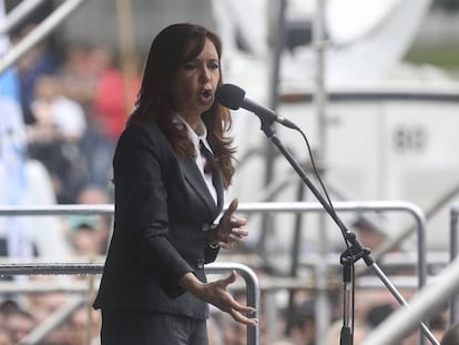 La expresidenta Cristina Fernández de Kirchner da un discurso frente a los tribunales federales en abril de 2016.
