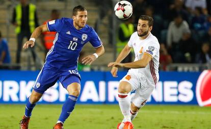 Nacho busca el balón ante Hemed.