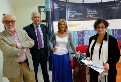 El director general de la FAD, Ignacio Calderón, la directora de Drogodependencias del Gobierno vasco, Celina Pereda, la directora del Instituto Deusto de Drogodependencias, Teresa Laespada y el director técnico de la FAD, Eusebio Megías, esta mañana en la presentación.