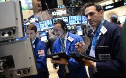 Media hora después del inicio de la sesión, el índice Dow Jones de Industriales sumaba 68,35 puntos para colocarse en 13.238,23 unidades. EFE/Archivo