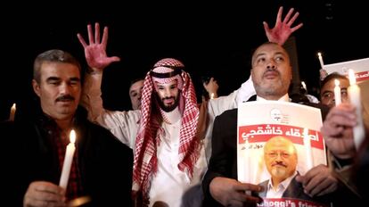 Un hombre muestra una careta del príncipe heredero saudí, Mohamed bin Salman, y las manos pintadas de color rojo durante una manifestación frente al consulado de Arabia Saudí en Estabul, Turquía.