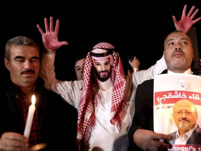 Un hombre muestra una careta del príncipe heredero saudí, Mohamed bin Salman, y las manos pintadas de color rojo durante una manifestación frente al consulado de Arabia Saudí en Estabul, Turquía. 