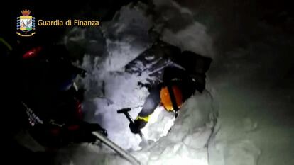 Captura de un vídeo que muestra a los equipos de rescate intentando acceder al interior del Hotel Rigopiano, sepultado por la nieve. 