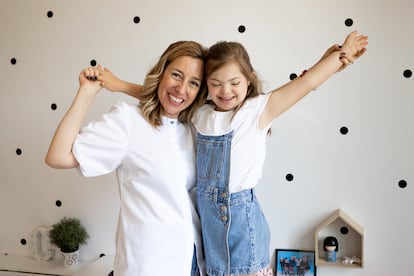 María Doussinague con su hija Marieta. La pequeña tiene síndrome de Down.