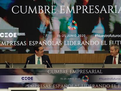El presidente de CEOE, Antonio Garamendi (izq.), y el presidente de Airbus, Alberto Gutiérrez (der.), participan durante la tercera jornada de la Cumbre Empresarial organizada por la CEOE, este miércoles en Madrid