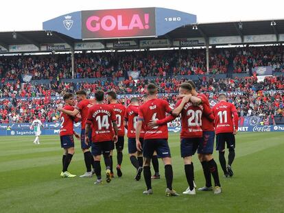 Los jugadores de Osasuna celebran un gol en un partido de LaLiga 1|2|3 esta temporada en el estadio de El Sadar.