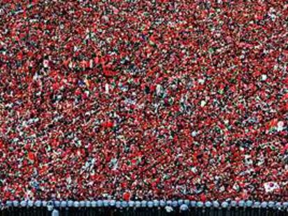 Una <b></b><i>marea roja</i> de aficionados surcoreanos invadió las plazas de Seúl en las que pudo seguirse el partido Corea del Sur-Portugal.