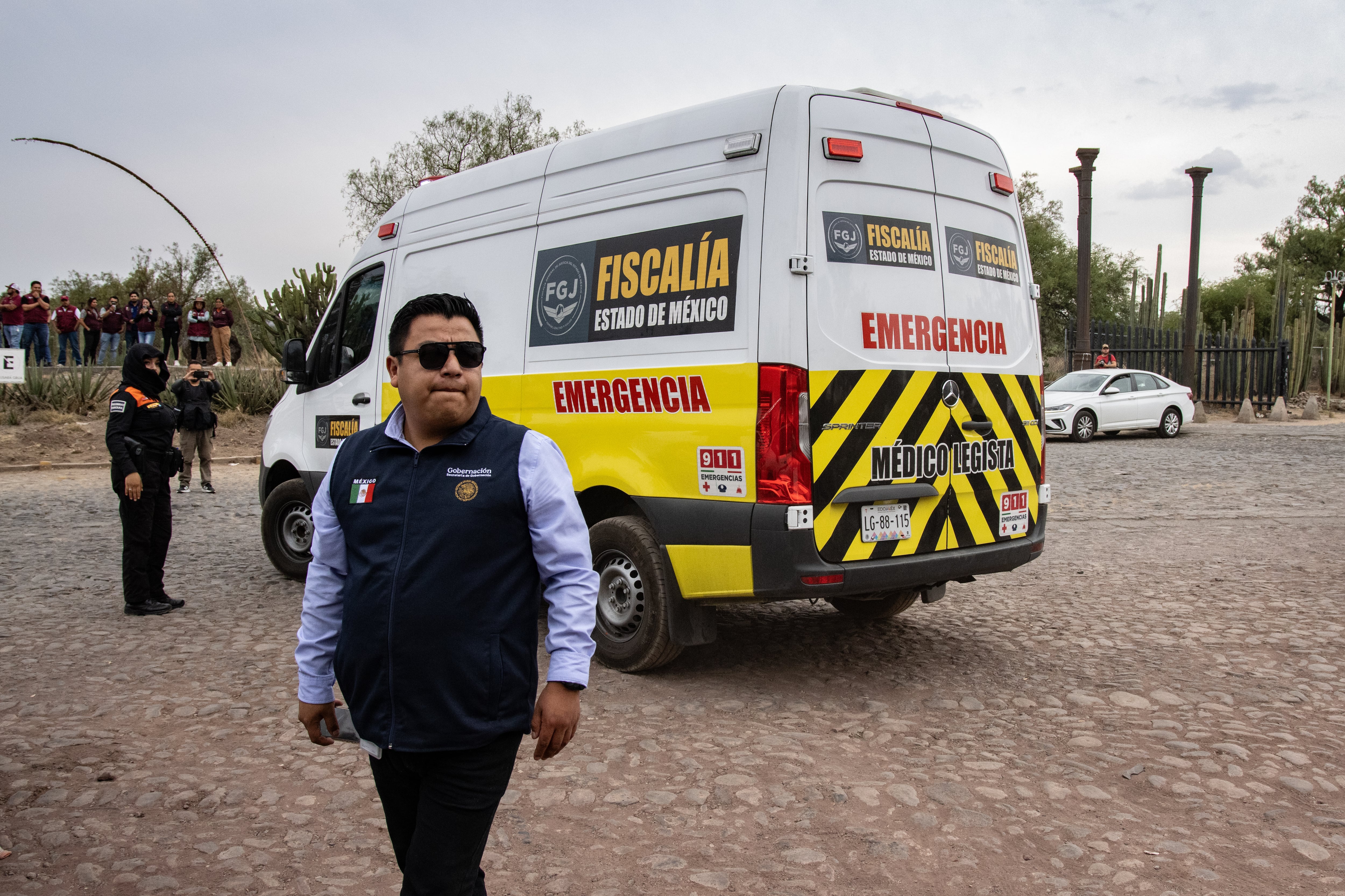 Una ambulancia de la Fiscalía del Estado de México en la Zona arqueológica de Teotihuacán, este lunes.