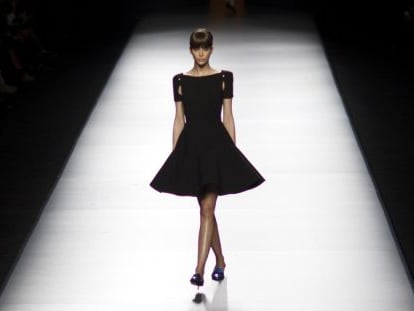 Una modelo con un diseño de Juanjo Oliva