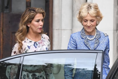 La princesa Haya Bint al-Hussein de Jordania y la abogada Fiona Shackleton abandonan el Tribunal Superior el 31 de julio de 2019 en Londres, Inglaterra.