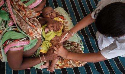 Nikash Patel, tres meses de edad, es vacunada de la Penta3 durante una campaña de inmunización en Gujarat, India.