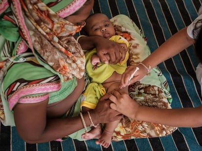 Nikash Patel, tres meses de edad, es vacunada de la Penta3 durante una campaña de inmunización en Gujarat, India.