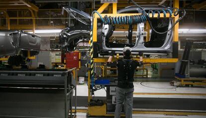 Un operario en la cadena de montaje de la fabrica Nissan de la Zona Franca.