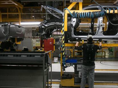 Un operari a la cadena de muntatge de la fabrica Nissan de la Zona Franca.