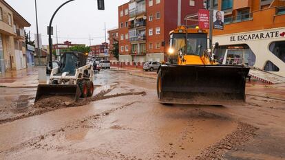 Trabajos de limpieza en las calles de Cartagena, este martes.
