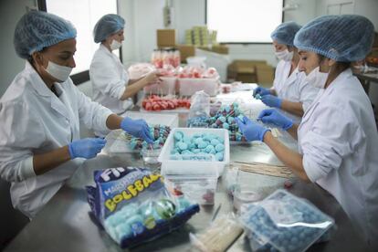 Varias mujeres confeccionan paquetes de productos Wonkandy en la planta sevillana de la empresa