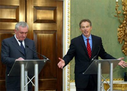 Blair (a la izquierda) con su homólogo irlandés Bertie Ahern.