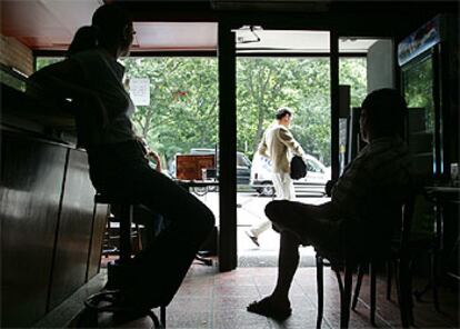 El interior de un bar del paseo del Prado, a oscuras, mientras los empleados esperan el restablecimiento de la energía eléctrica.