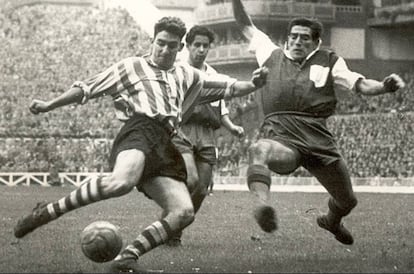 Chut de José Luis Arteche en el partido de Liga jugado en San Mamés, entre Athletic y Atlético de Madrid, el 16 de enero de 1955.