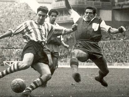 Chut de José Luis Arteche en el partido de Liga jugado en San Mamés, entre Athletic y Atlético de Madrid, el 16 de enero de 1955.