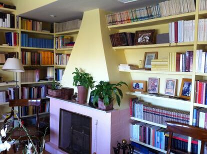 Imagen de la biblioteca de nuestro lector que recorre tres paredes del salón
