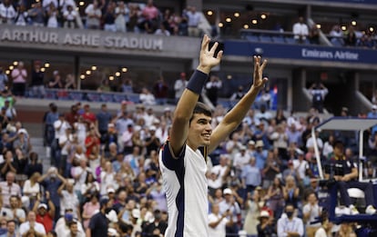 Carlos Alcaraz celebra su triunfo contra Tsitsipas en la pista central de Nueva York.