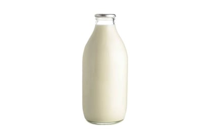 <p>Empecemos por una "cura" instantánea: un vaso de leche. Probablemente menoscabe su reputación fiestera, pero nadie tiene por qué enterarse. "Es rica en calcio y suele calmar la gastritis provocada por el alcohol. También contiene cisteína, un aminoácido que digiere el acetaldehído producido cuando el cuerpo trata de procesar el alcohol ingerido", dice Izaskun Arrarás de María, del Colegio Oficial de Dietistas-Nutricionistas de Navarra <a target="_blank" href="http://codinna.com/" rel="nofollow">(CODINNA)</a>. Un yogur natural también sirve. "Es rico en vitamina B5", añade. Todo aporte de vitaminas y minerales es bienvenido en estos casos.</p>