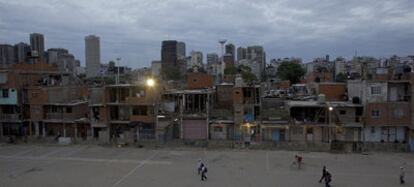 Vista del poblado Villa 31, en Buenos Aires, ejemplo del alto nivel de pobreza que sufre Argentina.